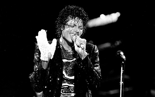 Licitálni lehet Michael Jackson dedikált, híres fekete dzsekijére