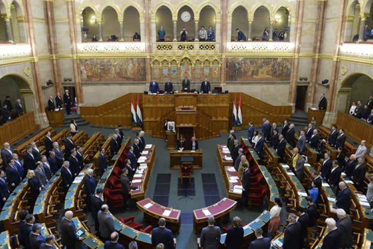 A koronavírus-törvény meghosszabbításáról szavaz a parlament 
