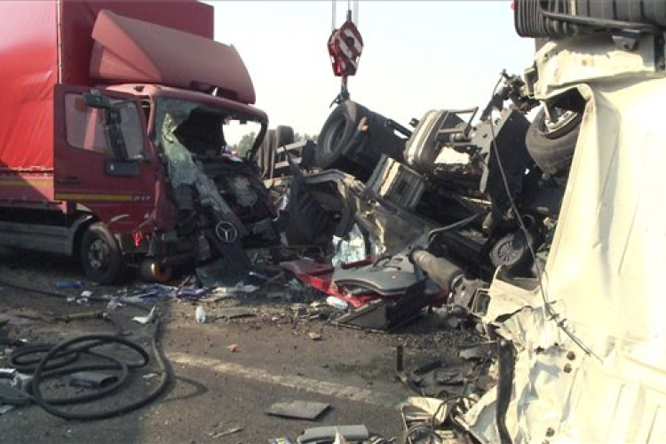 Hatalmas baleset: kamionok ütköztek az M1-esen Tatánál