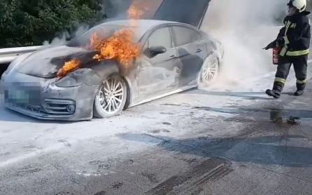 Méregdrága elektromos Porsche lángolt az M0-áson - Videó