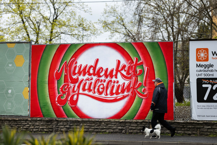 Győrben plakátokkal szembesít egy civil csapat, hova navigált minket a politika