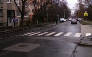 Elkészült az összes parkolóhely felfestése és egy új zebra is a Szabolcska utcában
