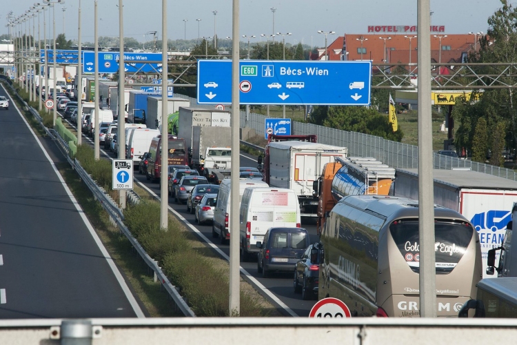 Torlódás az M1-esen Hegyeshalomnál - frissítve