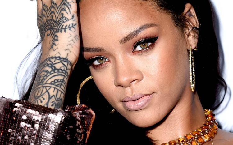 Rihanna hetek óta takargatja magát - Ezekben a göncökben parádézik
