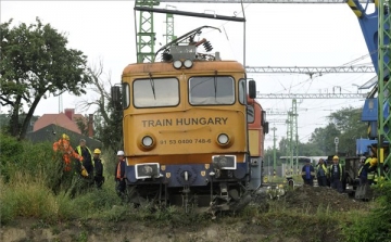 Érdnél befejeződött a kisiklott mozdony műszaki mentése, újraindult a vonatforgalom