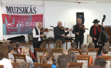 Rendhagyó énekórát tartott a Muzsikás Ikrényben