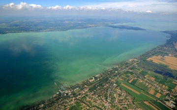 Megbillent a Balaton vize