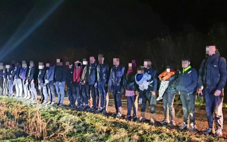 Tovább szigoríthatják a bűnözővé váló elutasított menedékkérők kitoloncolását Németországban