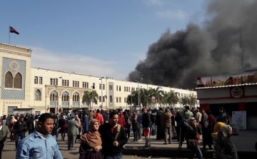 Hatalmas robbanás, tűz a kairói vasútállomáson, legalább 10 ember meghalt