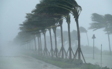 RENDKÍVÜLI: Hatalmas viharzónától retteg Florida