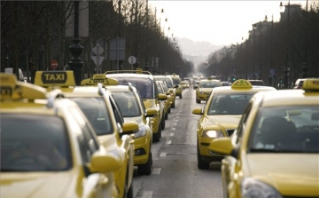 Befejeződött a taxisok demonstrációja Budapest belvárosában
