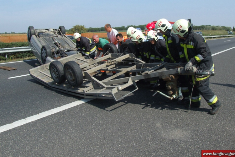 Lerepült egy autó a tréllerről, súlyos baleset az M1-esen