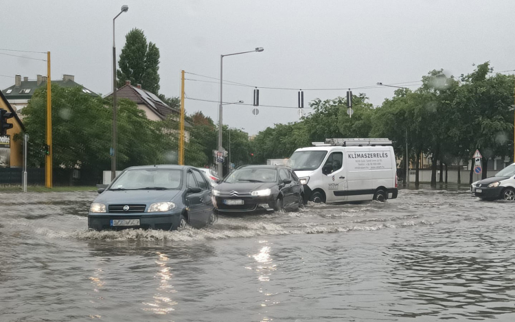 Valamit visz a víz, sokan a rendszámtáblát vesztették el az eső miatt