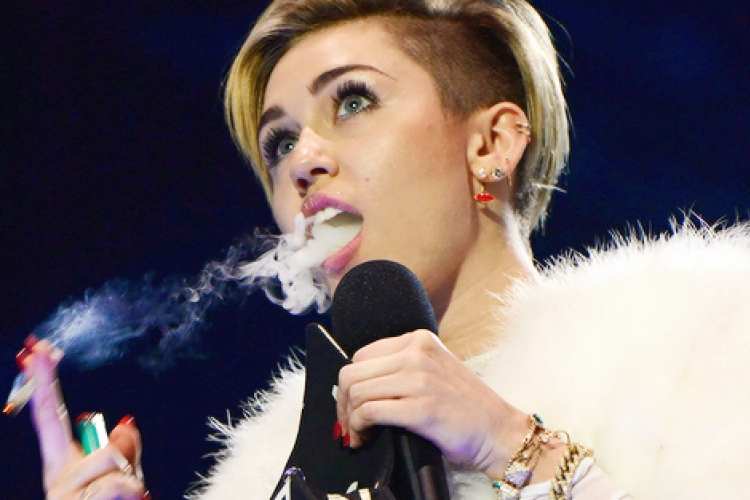 Miley Cyrus marihuánás cigarettát szívott a színpadon
