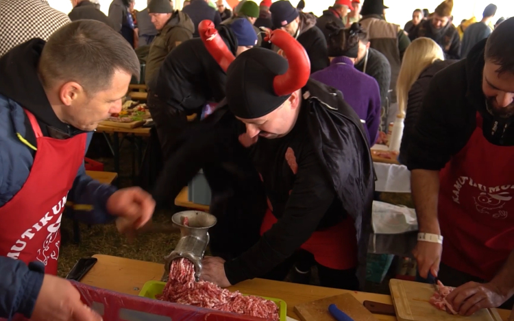 Második alkalommal töltötték a kolbászokat Écsen