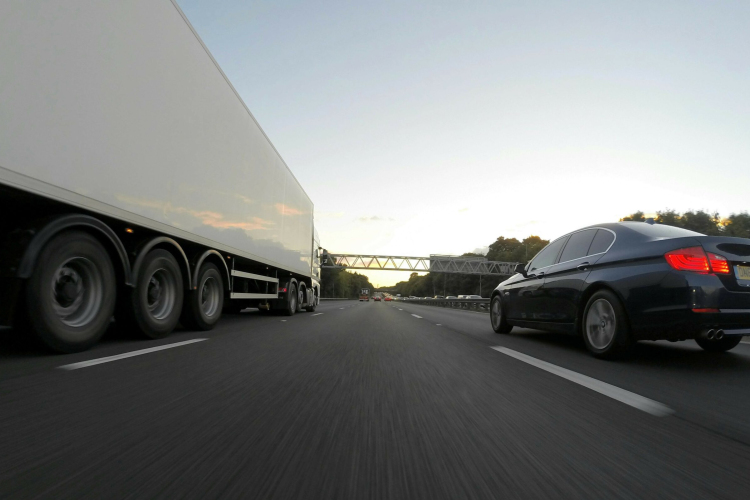 Közlekedők figyelem: részlegesen feloldják a kamionstopot a pünkösdi hétvégén