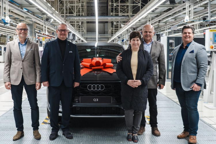 Átadták az első hazai vásárlónak az új Audi Q3-at