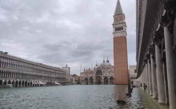 Katasztrófa: Újabb árhullám érkezett Velencébe, lezárták a Szent Márk teret