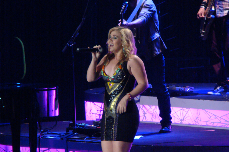 Kelly Clarkson döntésétől hangos az amerikai sajtó 