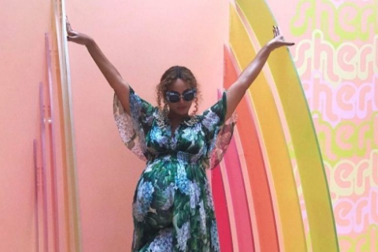 Beyoncé otthon fogja világra hozni ikreit 