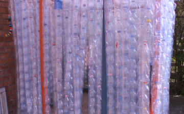 Műanyag palackból üvegház