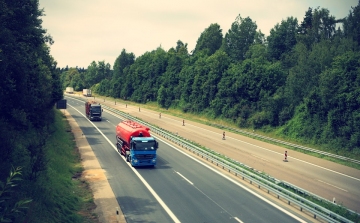 Elektronikus autópályadíj-rendszert vezet be Szlovénia a 3,5 tonna feletti járművekre