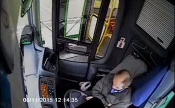 Elaludt a buszsofőr – durva videó a karambolról!