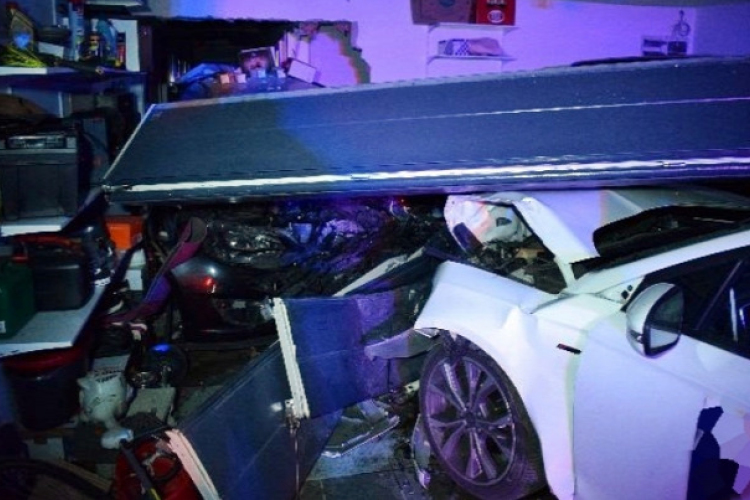 Brutális baleset Győrújfalun: a garázsból a szobába lökték az autót