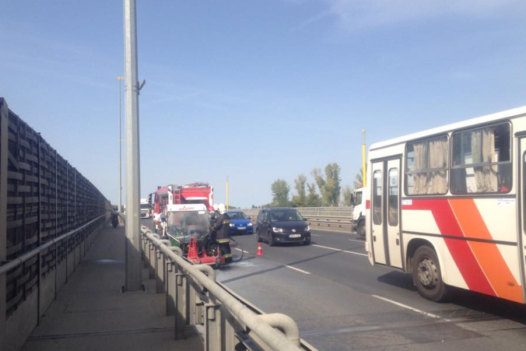 Kigyulladt egy fűnyírótraktor a Bácsai hídon 