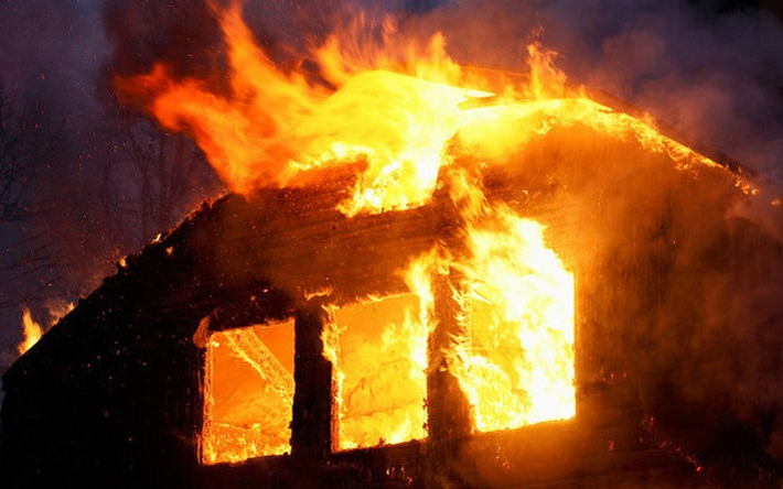 Kigyulladt egy lakás Budapesten- Több mint 70 embert menekítettek ki éjszaka az épületből