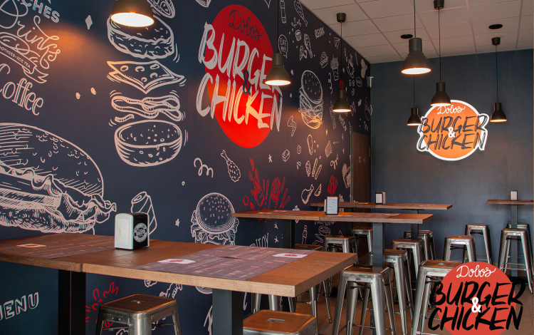 Új őrület Győrben: A Dobos Burger & Chicken elhozta az eredeti Smashed Burgert – és most tankolhatsz is érte