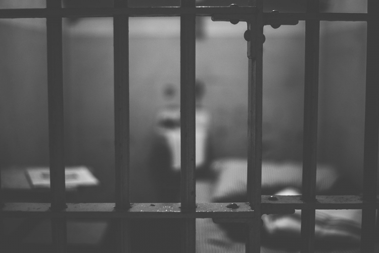Húsz év fegyházra ítéltek férfit, aki leszúrta élettársát