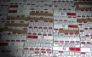 Nyolcezer doboz cigarettát találtak egy autóban az M3-ason