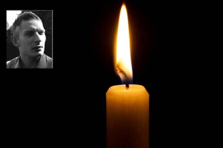 Váratlanul elhunyt egy fiatal újságíró