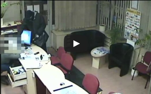 Így rabolták ki a győri utazási irodát - Videóval 