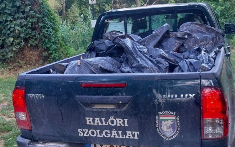 A holtág partján rakta le a szemetét, a horgászokkal is kiszúrt
