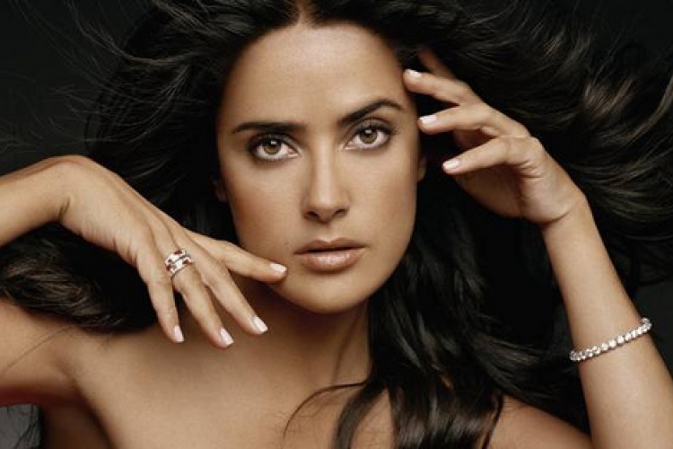 Salma Hayek egy pálmafa alatt bujkált, míg kutyái tönkretettek egy esküvőt