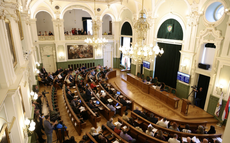 Maratoni közgyűlésen a Győr Projekt vészharangot kongatott, a városvezetés a Győr Pluszt ekézte