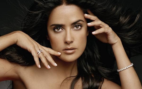 Salma Hayek egy pálmafa alatt bujkált, míg kutyái tönkretettek egy esküvőt