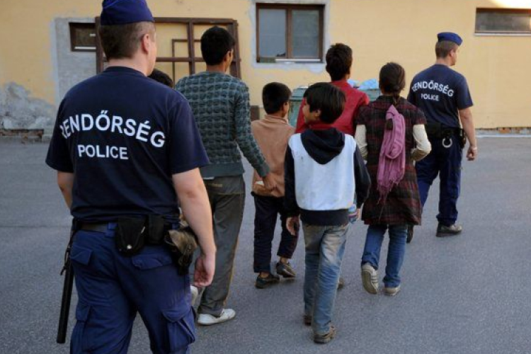 Két embercsempészt és öt illegális migránst fogtak Győrnél