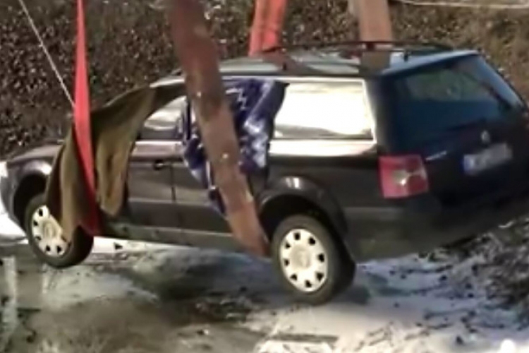 Daruval mentették az autót a jégről