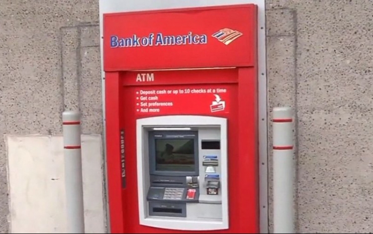 Bankautomatában rekedt egy férfi