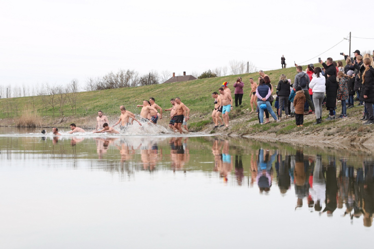 Téltemetés fürdéssel a Mosoni-Dunában