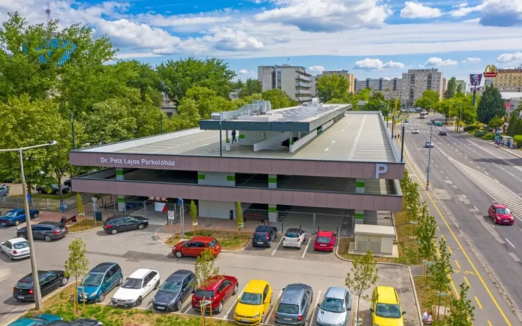 Május 1-jén ingyenes a parkolás, zárva lesz a vásárcsarnok