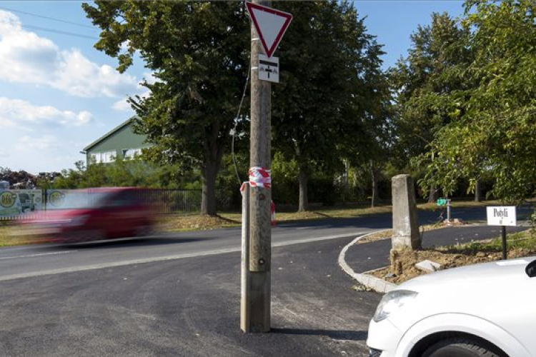 Nagykanizsán nem viccelnek – út közepén is van villanyoszlop - FOTÓK