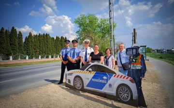 Bádog rendőr méri a sebességet Győrladaméron