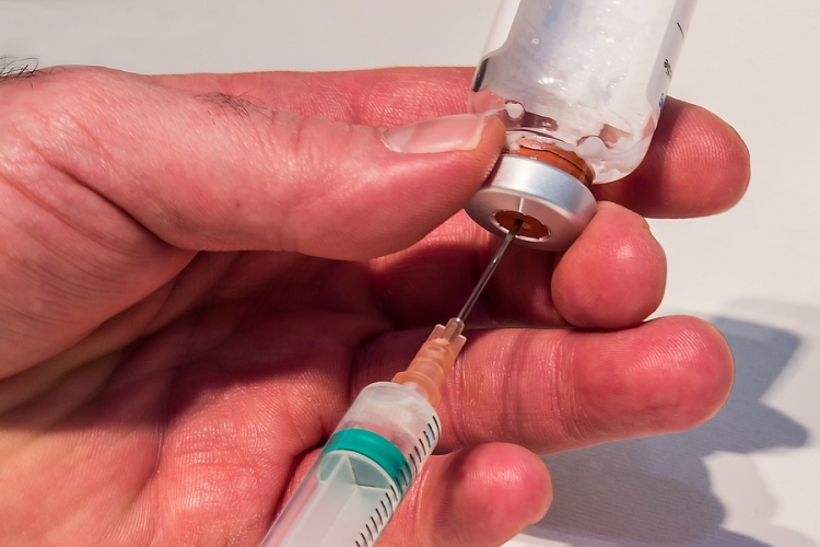 Oroszország 200 millió dózis koronavírus-vakcinát tervez gyártatni az év végéig