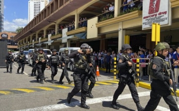 Megölt egy túszt, harminc embert pedig fogságban tart egy fegyveres biztonsági őr plázában a Fülöp-szigeteken