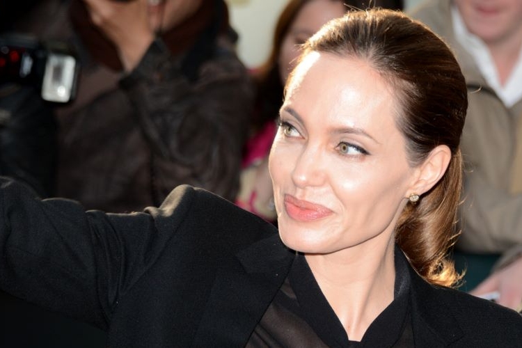 Új férfival látták Angelina Jolie-t