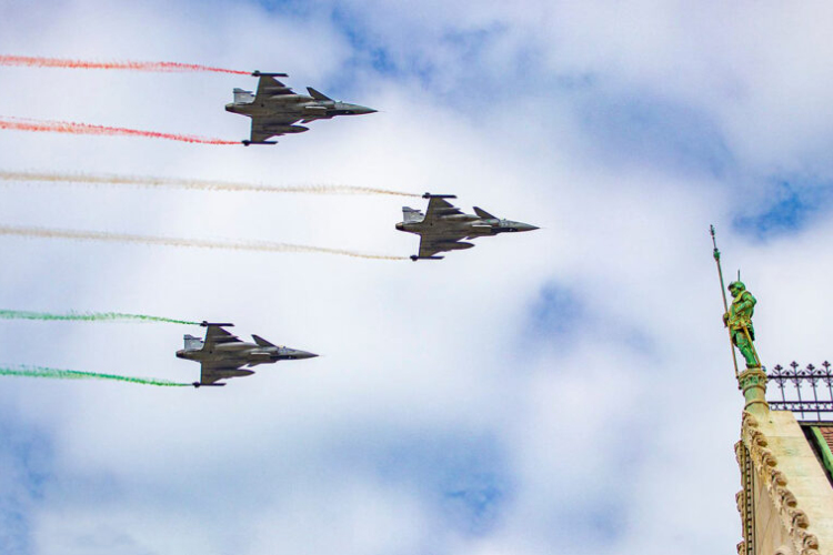 Augusztus 20. - A tisztavatás után légi parádét tart a Parlamentnél a Magyar Honvédség